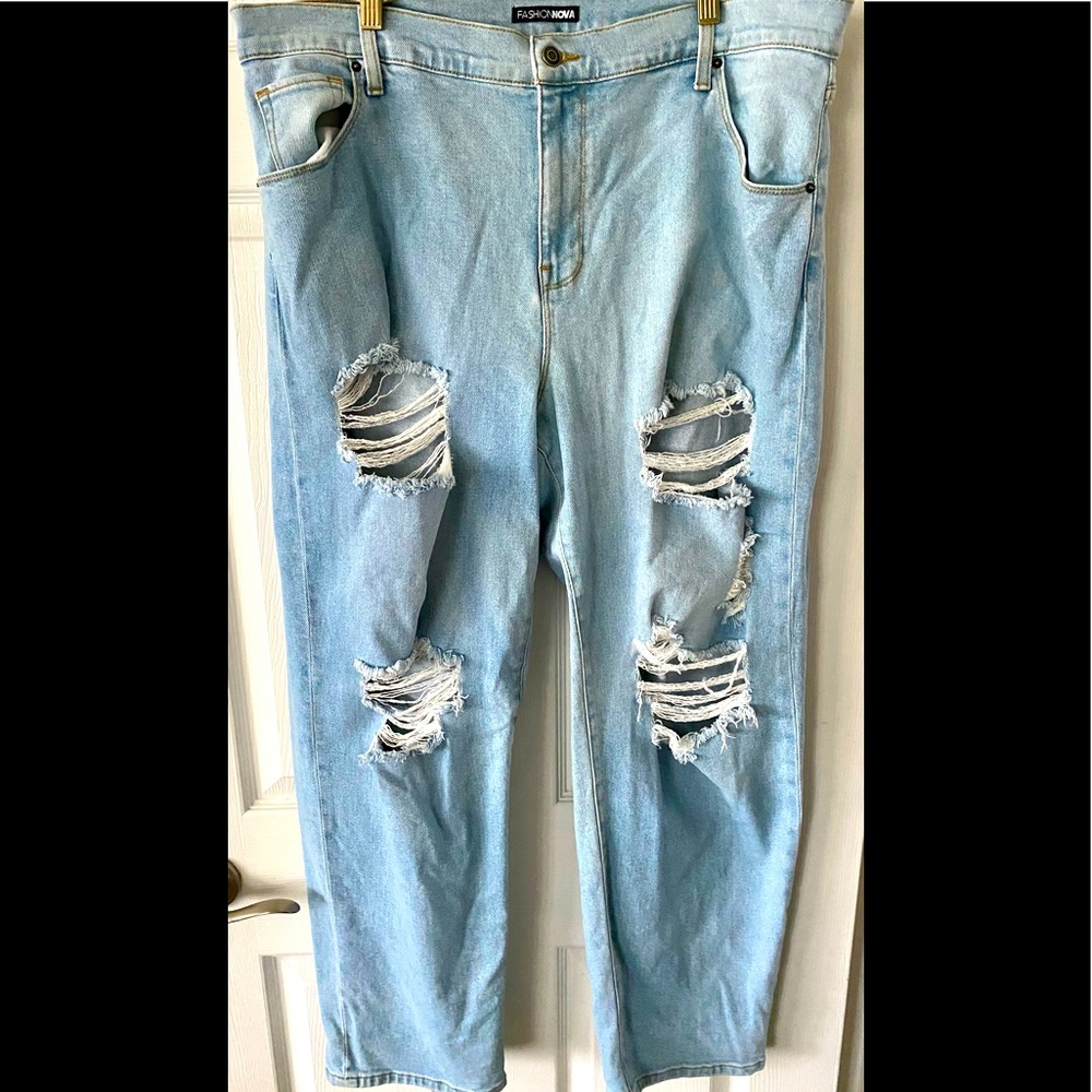 Fashion Nova Light Wash Mom Jeans